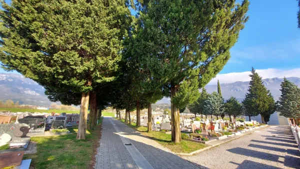 DIIP ?iritev pokopali??a Ajdov??ina zelene povr?ine za raztros skupna grobnica&nbsp;..... ?arni zid 