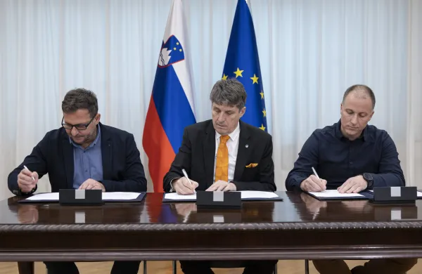 Ljubljana, ministrstvo za obrambo. Podpis sporazuma o prekinitvi stavke in nacinu resevanja stavkovnih zahtev med ministrom za obrambo Borutom Sajovicem in predsednikom sindikata ministrstva Marjanom Lahom ter predstavnikom strokovnega odbora zaposlenih v Centru za obvescanje RS in regijskih centrih za obvescanje Tilnom Cestnikom. 