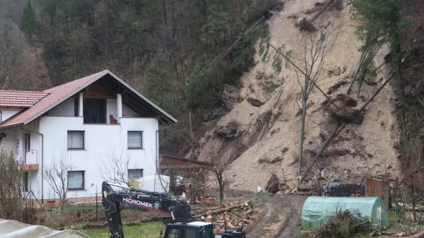 Dolenji Novaki: ob drsenju plazine le najnujnej&scaron;a dela za varovanje ogrožene hi&scaron;e