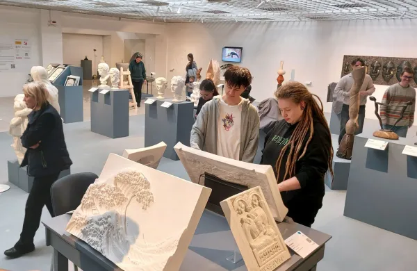 Priložnost, da umetnost izkusimo skozi oči slepih: taktilna galerija bo delovala do konca leta