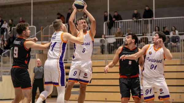 Zmagi vodilnih ter boleča poraza Postojnčanov in Idrijčanov