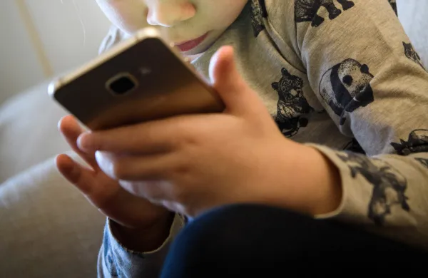 Otrok med uporabo pametnega telefona