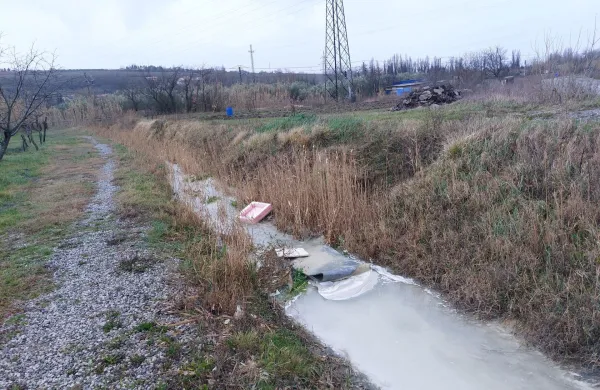 Onesnaženje voda z gradbi&scaron;č drugega tira v Dekanih pod tunelom T8. Vode pri Dekanih se izlivajo v kanale in kasneje v reko Rižano. 6.2.2026