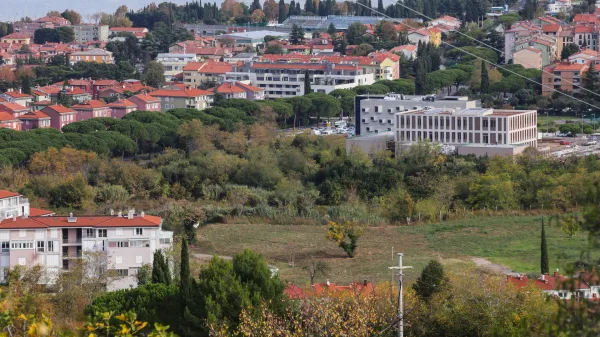 Kljub jasno izraženi zavezi izolske občine, da bo območje namenjeno javnim programom, sledijo željam zasebnega investitorja