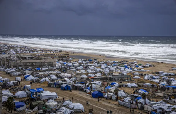 A photograph shows tent shelters housing displaced Palestinian families set up along the shore in Gaza City as strong winter winds sweep the Palestinian enclave on January 13, 2026. A fragile ceasefire has been in place since October, following a deadly war waged by Israel in response to Hamas's unprecedented October 7, 2023 attack on Israel. Nearly 80 percent of buildings in Gaza have been destroyed or damaged by the war, according to UN data. give titel,Image: 1065969353, License: Rights-managed, Restrictions:, Model Release: no, Credit line: Middle East Images/ABACA/Abaca Press/Profimedia