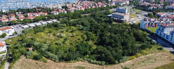 Izola, 22.08.2023 Izola - panorama, Livade, zahodne Livade, Livade-zahod, zemlji&scaron;če, avio posnetek iz zraka Foto:Tomaž Primožič/FPA