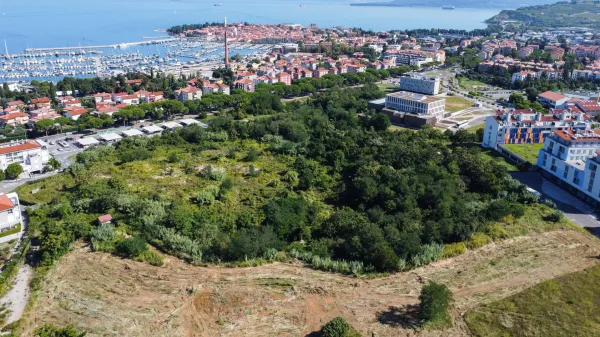 Izola, 22.08.2023 Izola - panorama, Livade, zahodne Livade, Livade-zahod, zemlji&scaron;če, avio posnetek iz zraka Foto:Tomaž Primožič/FPA