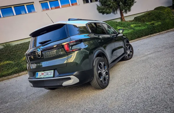 Citroen C3 aircross je dimenzijsko in prostorsko tako velik, da lahko brez težav igra vlogo družinskega avtomobila.