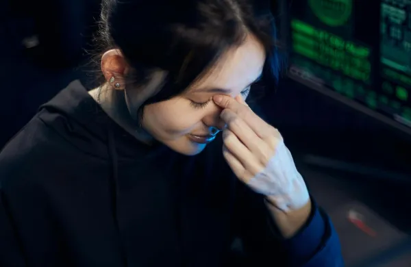 Dolgotrajno delo z računalnikom pogosto povzroča suhe in razdražene oči.