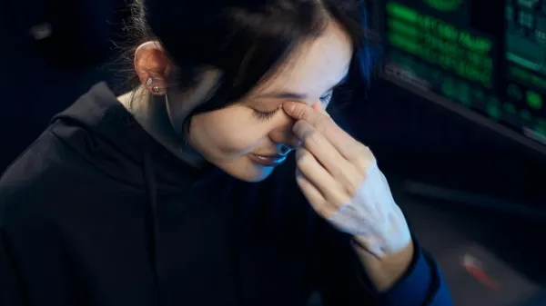 Dolgotrajno delo z računalnikom pogosto povzroča suhe in razdražene oči.