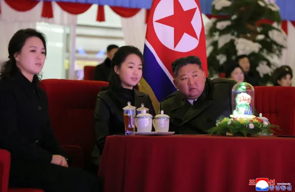 Kim Ju Ae (v sredini) z mamo Ri Sol Ju in očetom Kimom Jong Unom