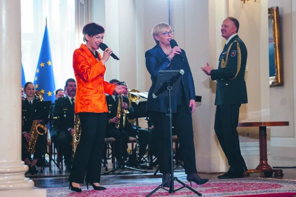 Ljubljana, predsedniska palaca.Predsednica republike Natasa Pirc Musar je glasbenici Eldi Viler vrocila drzavno odlikovanje red za zasluge ob njeni sestdesetletnici uspesnega glasbenega delovanja in za izjemni prispevek k slovenski popularni glasbi.