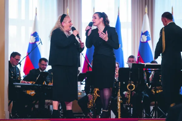 Ljubljana, predsedniska palaca.Predsednica republike Natasa Pirc Musar je glasbenici Eldi Viler vrocila drzavno odlikovanje red za zasluge ob njeni sestdesetletnici uspesnega glasbenega delovanja in za izjemni prispevek k slovenski popularni glasbi.