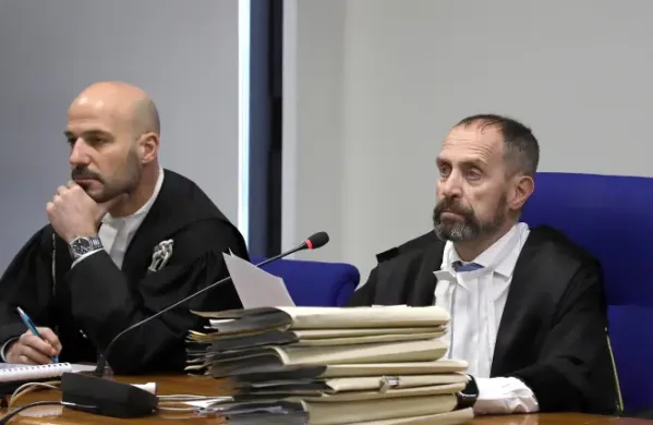 Sodnik Ambrogio Marrone (prvi z leve)