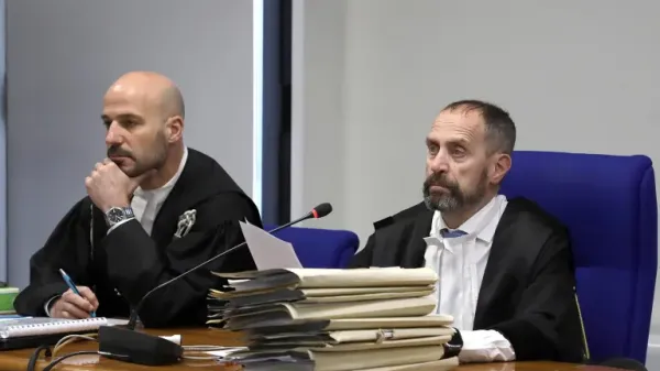 Sodnik Ambrogio Marrone (prvi z leve)