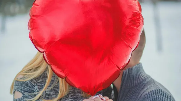 Svet je grob in vedno bolj neoseben. Ne zamudite priložnosti vsaj nekaj dni v letu slaviti tisto, za kar je resnično vredno živeti.