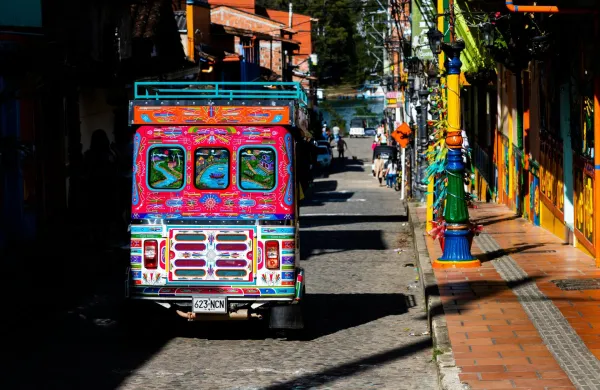 Guatape - originalno mestece so poplavili in poslali v zgodovino, nad akumulacijskim jezerom pa je zraslo novo naselje. V živih barvah in z značilnostjo &ndash; zocalosi, ki jih ne najde&scaron; nikjer drugje.