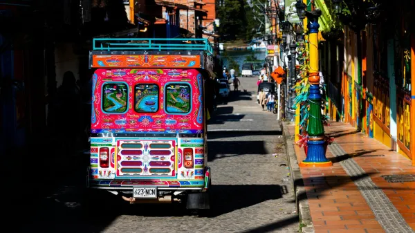 Guatape - originalno mestece so poplavili in poslali v zgodovino, nad akumulacijskim jezerom pa je zraslo novo naselje. V živih barvah in z značilnostjo &ndash; zocalosi, ki jih ne najde&scaron; nikjer drugje.