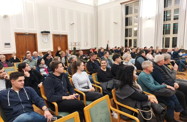 Načrtovana bazna postaja je razdelila krajane Aj&scaron;evice