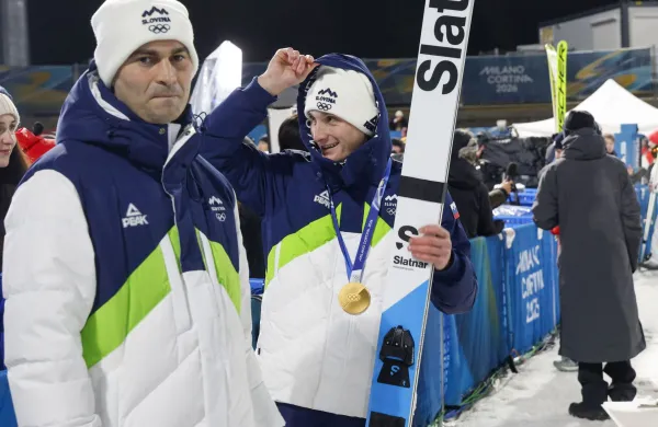 Italija, Predazzo.Zimske olimpijske igre 2026.Smucarski skoki, velika skakalnica, moski.Glavni trener Robert Hrgota in olimpijski prvak na veliki skakalnici Domen Prevc.