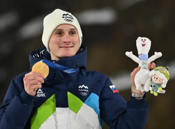 Italija, Predazzo, 14.02.2026, 14. februar 2026Smu?arski skoki,velika skakalnica, mo?ki,olimpijske igre 2026, Milano Cortina, ?port Domen Prevc, zlata medaljaFoto:Igor Kupljenik/F.A.Bobo