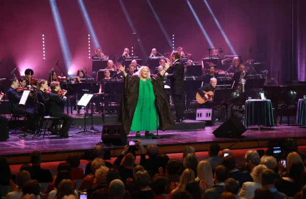 Ljubljana, Cankarjev dom.Poslovilni koncert pevske ikone Elde Viler s spremljavo Revijskega orkestra RTV Slovenija pod vodstvom dirigenta Patrika Grebla.Foto: STA