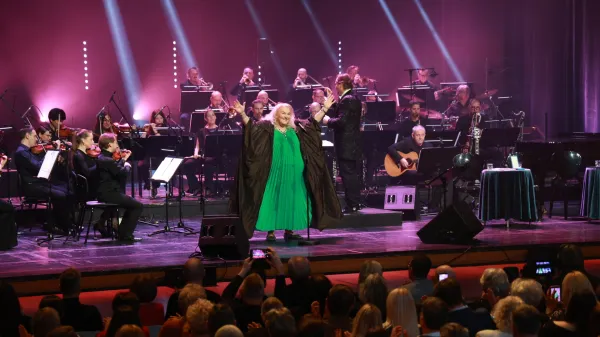 Ljubljana, Cankarjev dom.Poslovilni koncert pevske ikone Elde Viler s spremljavo Revijskega orkestra RTV Slovenija pod vodstvom dirigenta Patrika Grebla.Foto: STA