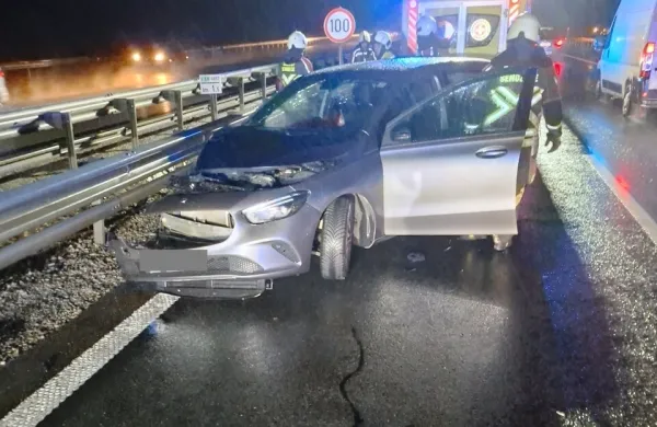 Z avtom trčila v kombi in invalidski voziček