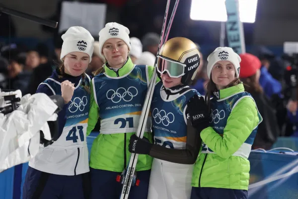 Slovenske skakalke Nika Vodan, Maja Kovačič, bronasta Nika Prevc in Katra Komar.