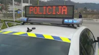 Mladoletnika z mopedom bežala pred policisti