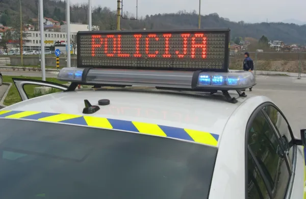 Z neregistriranim avtom bežal pred policisti in jih pljuval