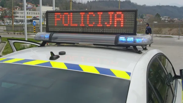 Z neregistriranim avtom bežal pred policisti in jih pljuval