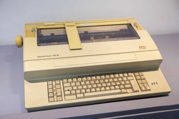 Električni pisalni stroj iz druge polovice 20. stoletja