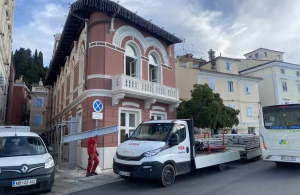 Skrivnost piranske lepotice s cvetlično fasado, pričevalke stoletja urbanih preobrazb