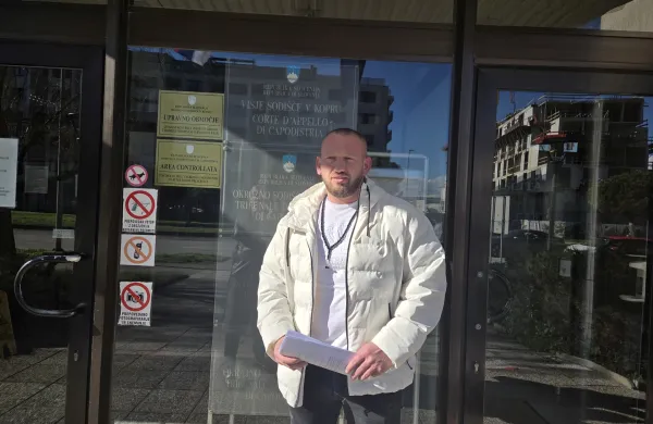 Ker je Shqipron Hoxhaj pri&scaron;el brez zagovornice, je sodnica obravnavo preložila