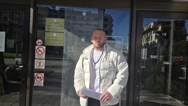 Ker je Shqipron Hoxhaj pri&scaron;el brez zagovornice, je sodnica obravnavo preložila