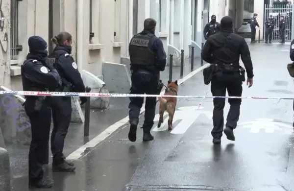Sedež stranke LFI je bil evakuiran zaradi grožnje z bombo. Policija je na kraju dogodka.