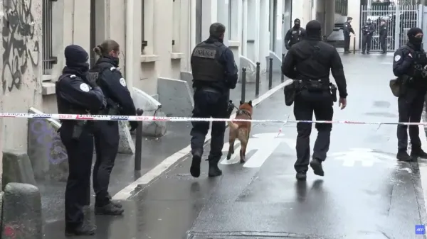 Sedež stranke LFI je bil evakuiran zaradi grožnje z bombo. Policija je na kraju dogodka.