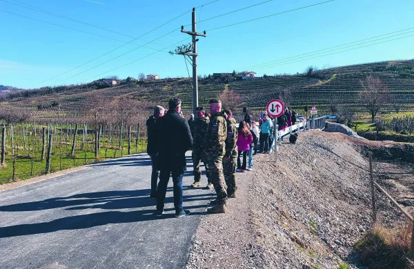 Začasni most pod vasjo Snežeče.