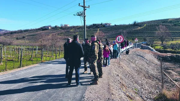 Začasni most pod vasjo Snežeče.