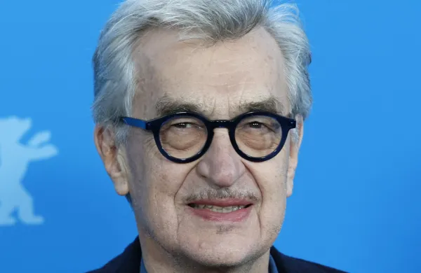 Podpisniki odprtega pisma so tudi izrazili nasprotovanje izjavi predsednika žirije Wima Wendersa, da je filmsko ustvarjanje "nasprotje politike".