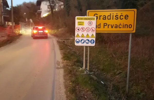 Gradi&scaron;če nad Prvačino: star&scaron;i zahtevajo, da se takoj uredi varno pot za otroke in mladino