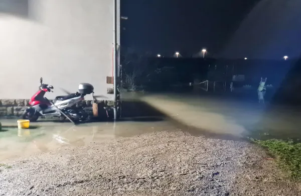 Voda je na parcelo Danijele Mate&scaron;ič nenadoma vdrla v sredo ponoči. 