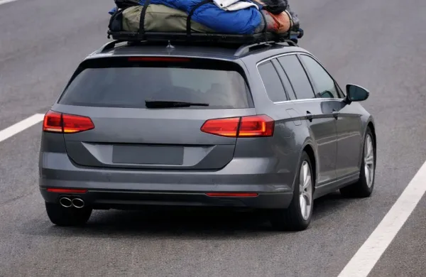 V passatu se je gnetlo dvanajst sopotnikov