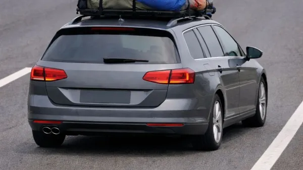 V passatu se je gnetlo dvanajst sopotnikov