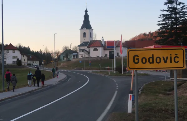 Godovič, zlasti &scaron;olarji, ponosno praznujejo 500 letnico prve omembe cerkve v vasi, ki je sočasno na resnem razvojnem razpotju.