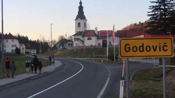 Godovič, zlasti &scaron;olarji, ponosno praznujejo 500 letnico prve omembe cerkve v vasi, ki je sočasno na resnem razvojnem razpotju.