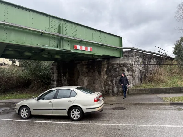 Solkanski most je bil znova prizori&scaron;če prometne nesreče, vanj je trčil voznik avtobusa. 