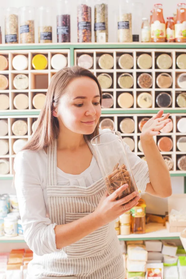Woman smells the aroma of cinnamon in the glass jar. Fresh spices on the chef's kitchen,Image: 1012927543, License: Royalty-free, Restrictions:, Model Release: yes, Credit line: Oksana Shufrych/imageBROKER/Profimedia