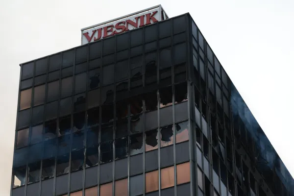 Hrvaska, Zagreb.Stolpnica Vjesnika v Zagrebu po požaru &scaron;e vedno ni varna, tudi promet okoli stavbe je zaprt.